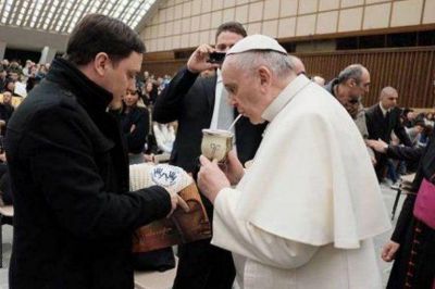 El Papa Francisco recibi� una bufanda que le obsequiaron alumnos de escuela rural de Villaguay