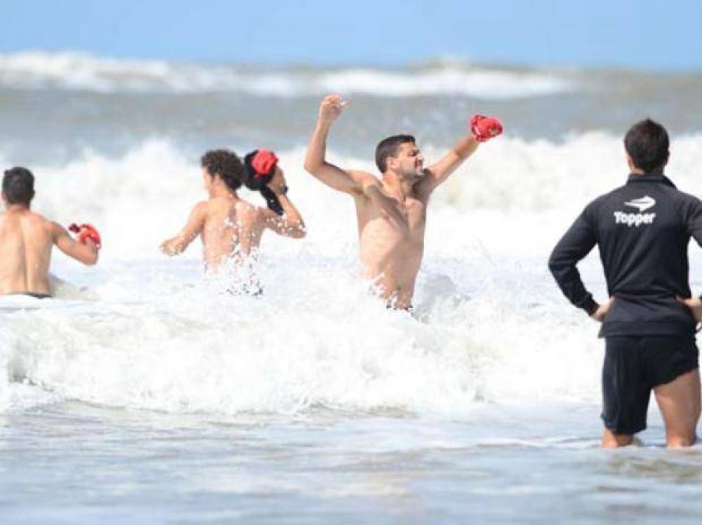 Despu�s de las exigencias f�sicas, Newell's pas� un d�a entre las olas y el viento
