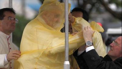 Complicado viaje del Papa en Filipinas: tormenta y una joven muerta