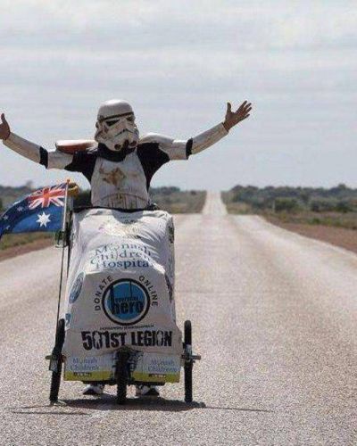 Fue mordido por una serpiente venenosa pero su traje de Star Wars lo salv�
