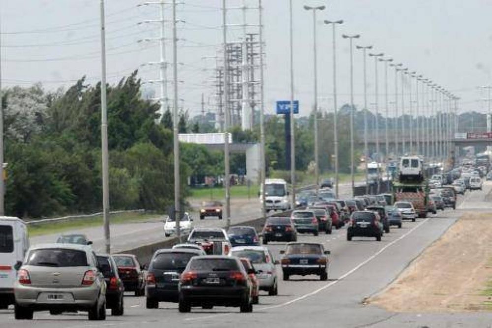 M�s de dos mil autos por hora en la autov�a 2 rumbo a la costa atl�ntica