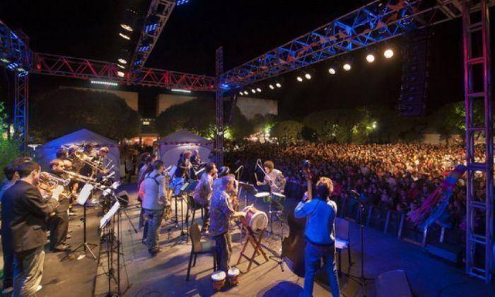 Fiesta con la Cumbia Grande en la Plaza del MAR
