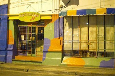 Atraves� la vidriera con su motocicleta para robar