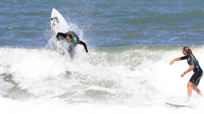 El surf es cosa de chicas: este verano ellas copan la playa con sus tablas