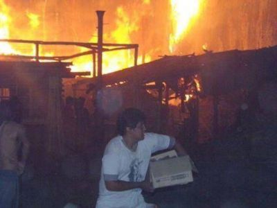 Ardi� un aserradero en Villa Calingasta y hubo p�nico en el lugar