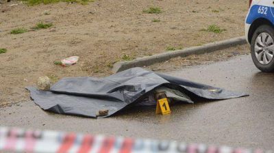 Le dispararon adentro de una casa y falleci� en la calle