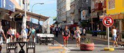Turismo gasolero: buscan buen precio y compran lo necesario