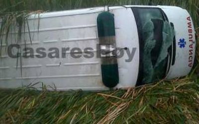 Ambulancia volc� tras violento accidente en Carlos Casares