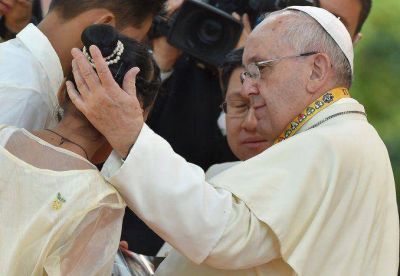 La ni�a filipina que le pregunt� al Papa por qu� Dios permite la prostituci�n en los chicos