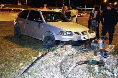 Colision� contra sistema de riego y le secuestraron el auto