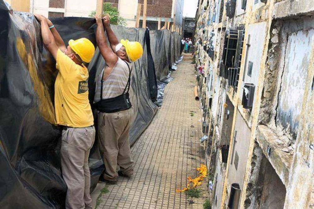 A una semana del derrumbe, el Cementerio reabri� sus puertas