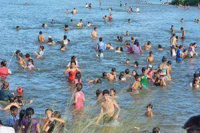 En un d�a agobiante, el r�o Dulce recibi� a miles de personas
