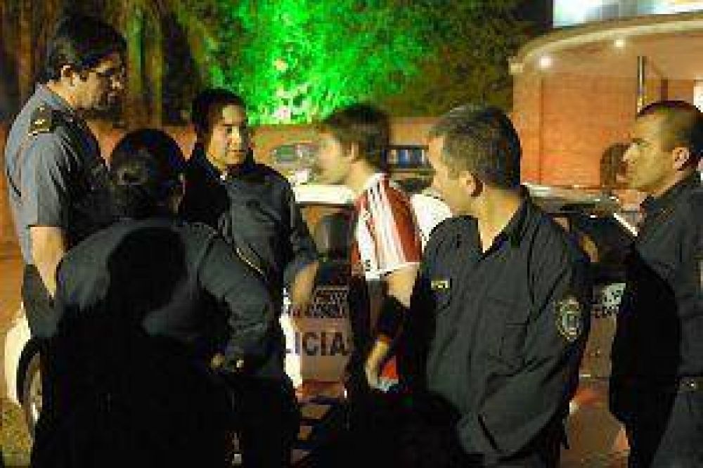 Con un gran despliegue policial comenzaron los bailes de carnaval en la provincia