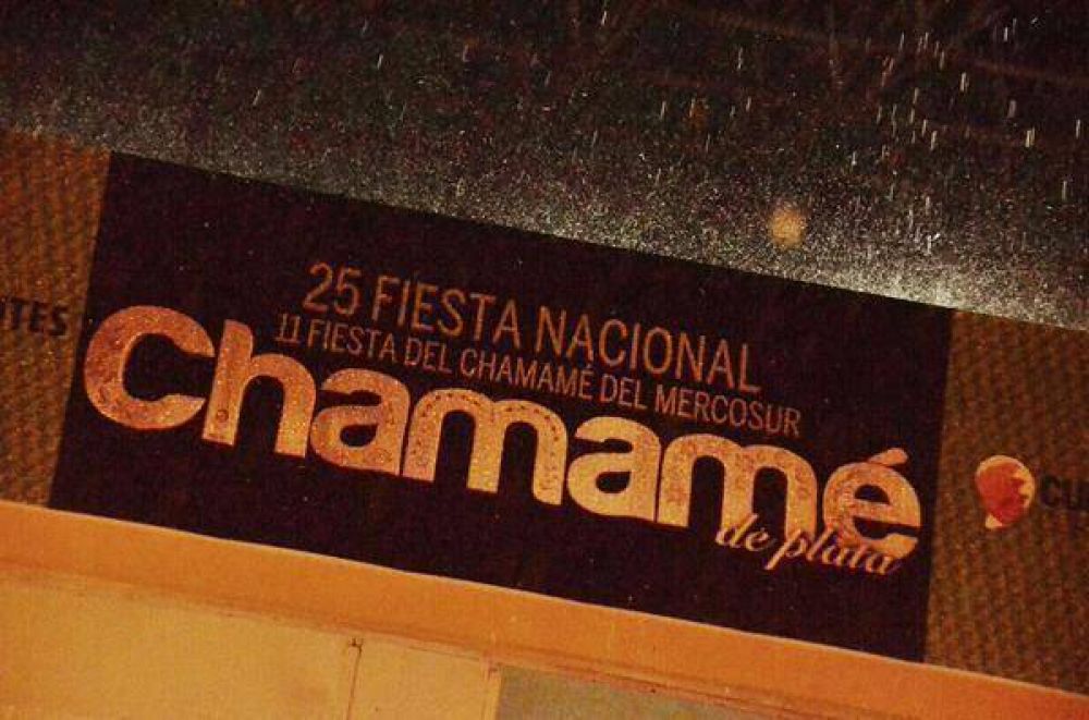 La intensa lluvia oblig� a suspender la cuarta noche de chamam�
