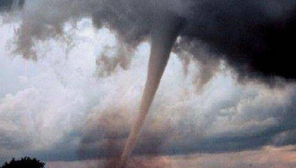Un tr�gico tornado sacudi� al paraje San Matr�n y dej� graves da�os