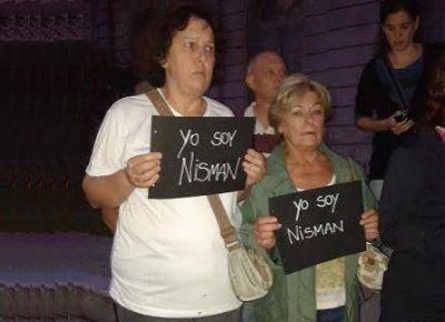 Caso Nisman: vecinos de Luj�n manifestaron frente a la Municipalidad