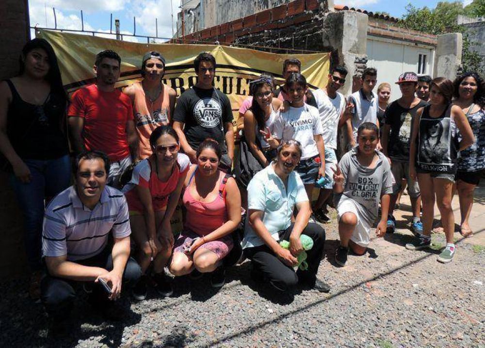 UN GRUPO DE JOVENES ZARATE�OS VISITARON EL MUSEO DE LA ESMA
