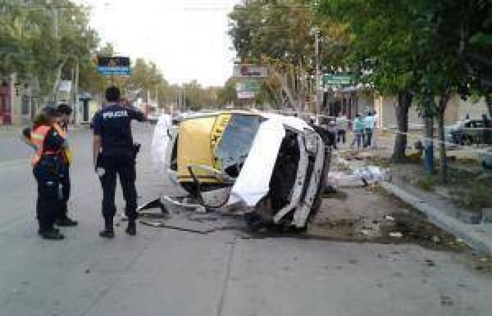 A m�s de 100km/h, choc� y volc�; su amiga no sobrevivi�