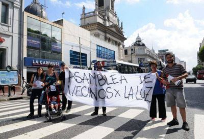 Vecinos se juntan en asambleas contra los apagones