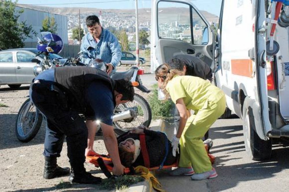 Perdi� el control de la moto tras ser �toreado� por un perro: su esposa result� lesionada