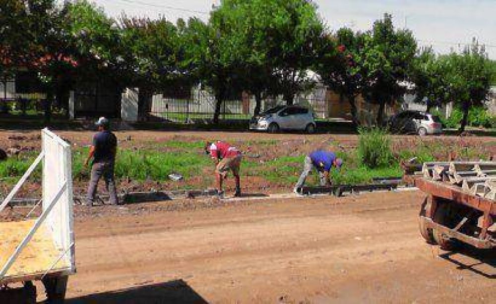 Cordones cuneta en Bv. 12 de Octubre