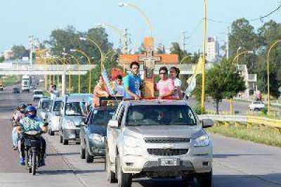 Una gran caravana despidi� de la Di�cesis de Santiago del Estero a la Cruz Misionera