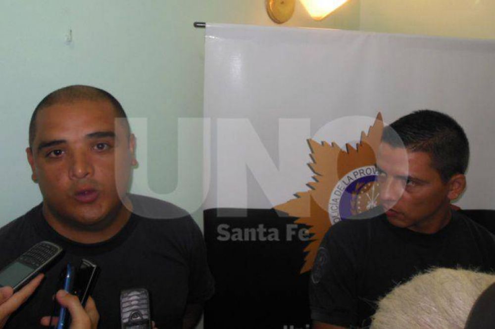 Dos polic�as ayudaron a salvar la vida de una beba
