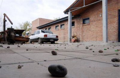 Confluencia : Feroz ataque con molotov y piedras contra la comisar�a