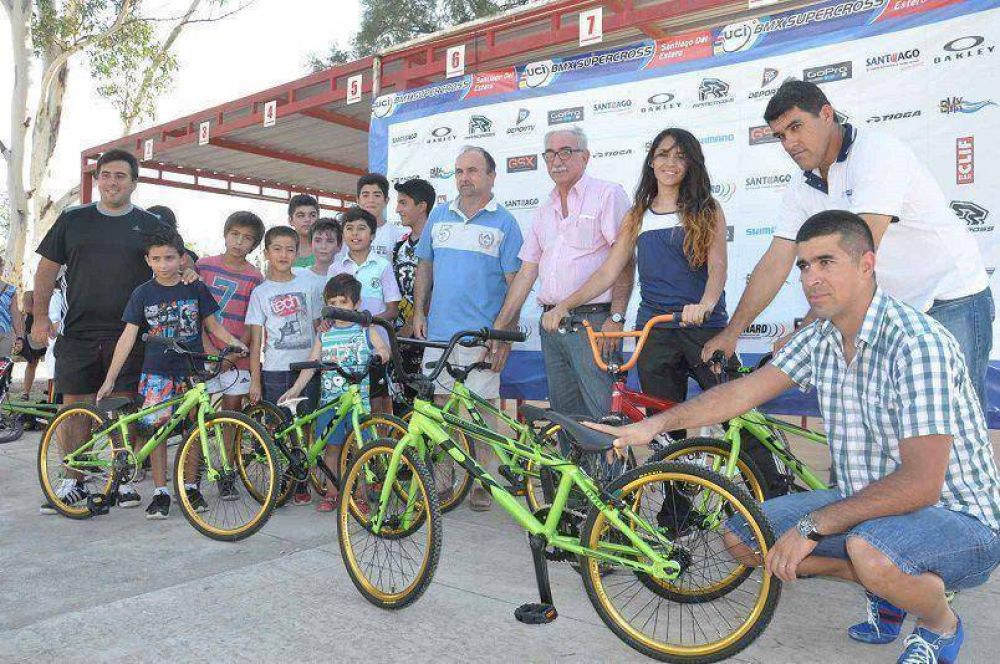 El Gobierno de la provincia entreg� bicicletas a escuela de Bicicross