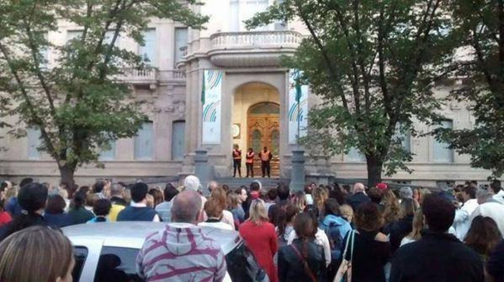 Muerte de Nisman: unas 300 personas se movilizaron por el centro bahiense