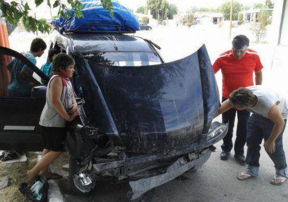 Familia evit� chocar de frente contra un cami�n