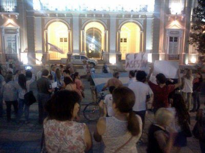 La clase pudiente y opositores se  convocaron en el centro de la ciudad 