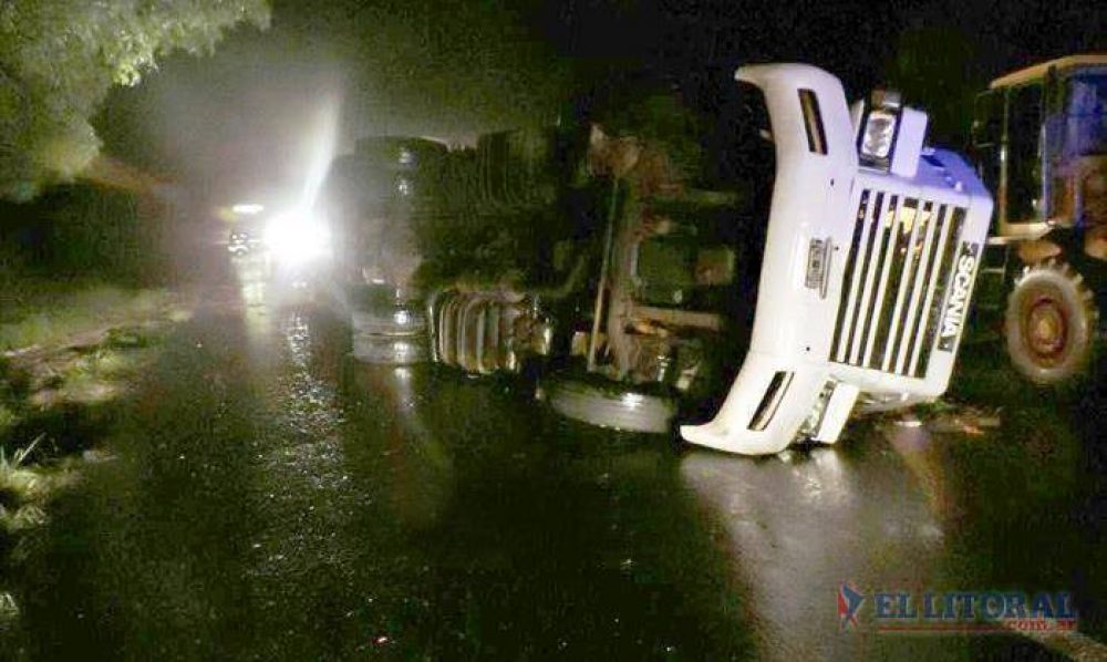 Esquina: tremendo vuelco de cami�n al esquivar un �rbol ca�do sobre la Ruta 12
