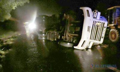 Esquina: tremendo vuelco de cami�n al esquivar un �rbol ca�do sobre la Ruta 12