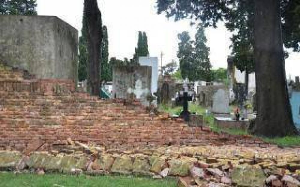Luj�n: Cay� pared�n del Cementerio Municipal