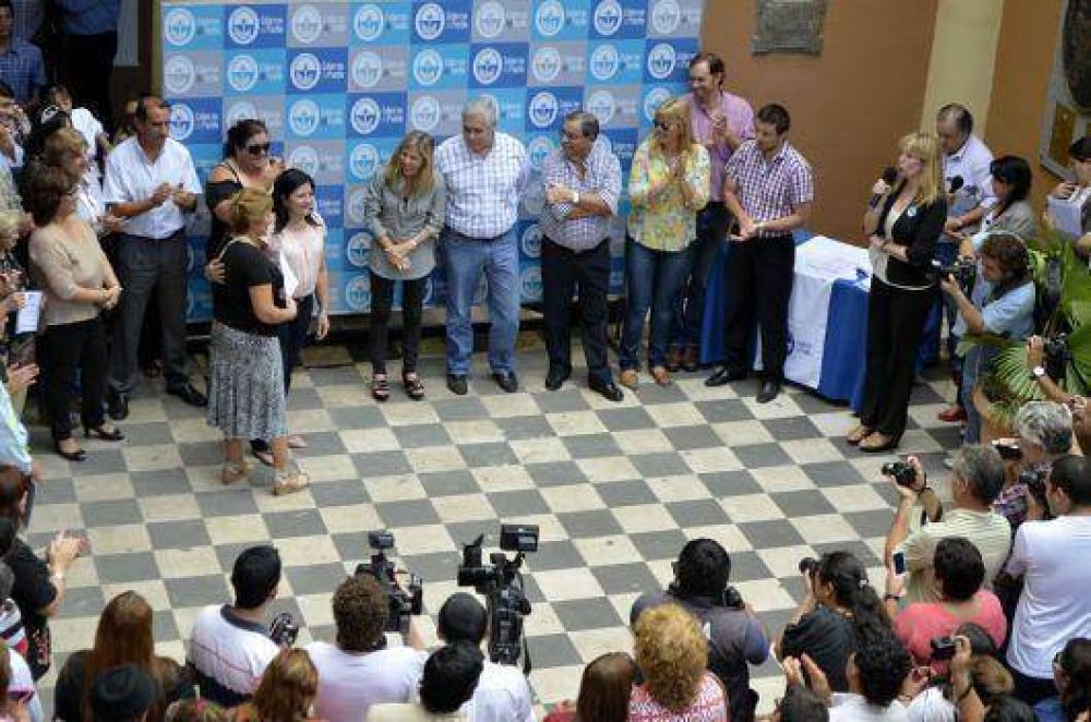 El intendente Fabi�n R�os firm� la resoluci�n que renueva los contratos de casi 750 trabajadores municipales