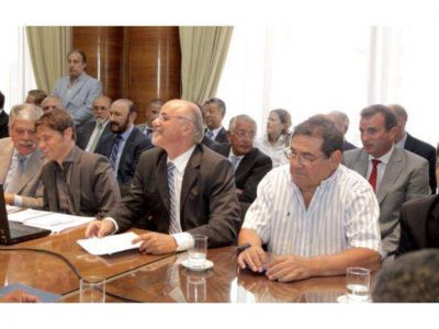 Mendoza beneficiar� con 3 d�lares por barril a las petroleras que mantengan su producci�n