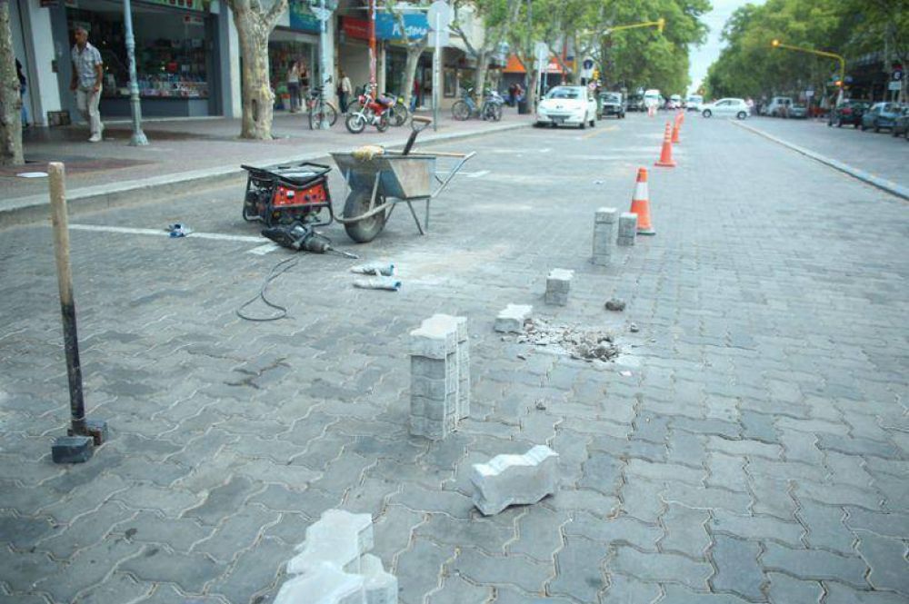 Reemplazaron adoquines en la avenida San Mart�n