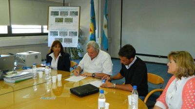OSSE rubric� contrato para dotar de agua y cloaca a los nuevos polideportivos municipales 