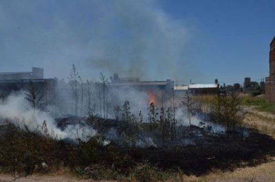 Dos demorados por un incendio intencional