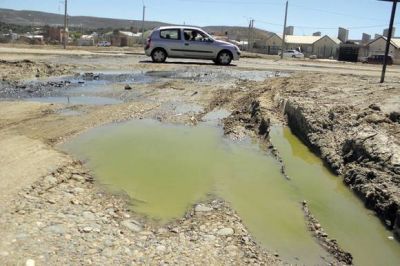 Vecinos del Abel Amaya conviven con aguas servidas y olor nauseabundo