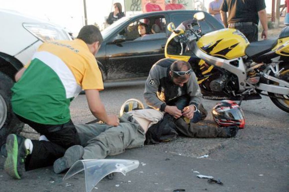 Motociclista grave tras chocar con una camioneta en Yrigoyen y Juan B. Justo
