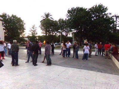 Vecinos se manifestaron en la plaza Dardo Rocha por la muerte de Nisman