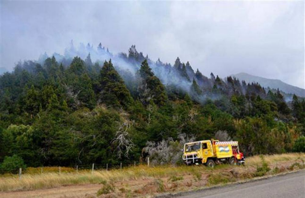 Avanza sin control el incendio en el Parque Nacional Lan�n