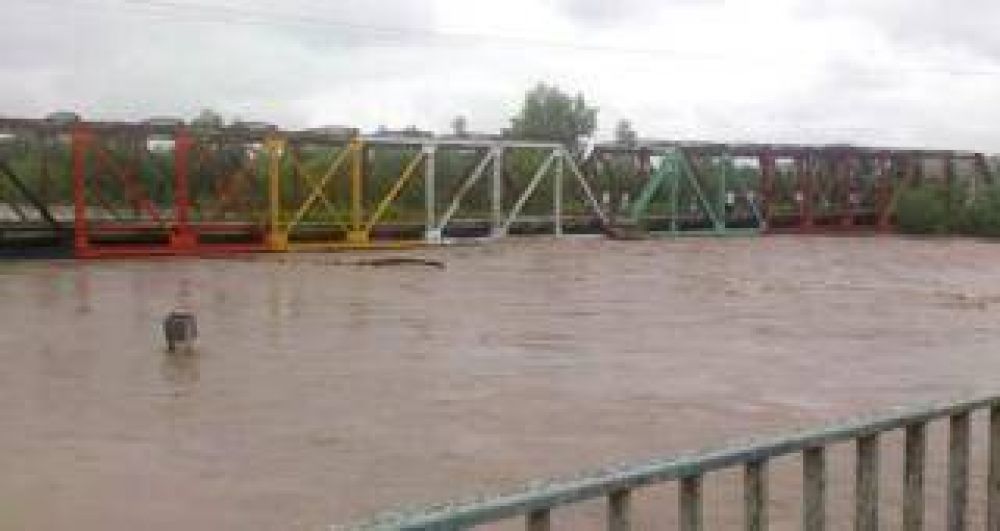 El puente sobre r�o Chico qued� cerca de ser cubierto por el agua