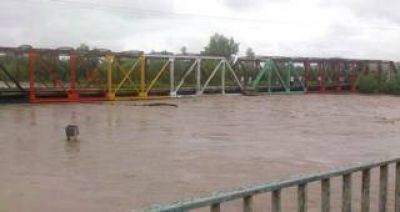 El puente sobre r�o Chico qued� cerca de ser cubierto por el agua