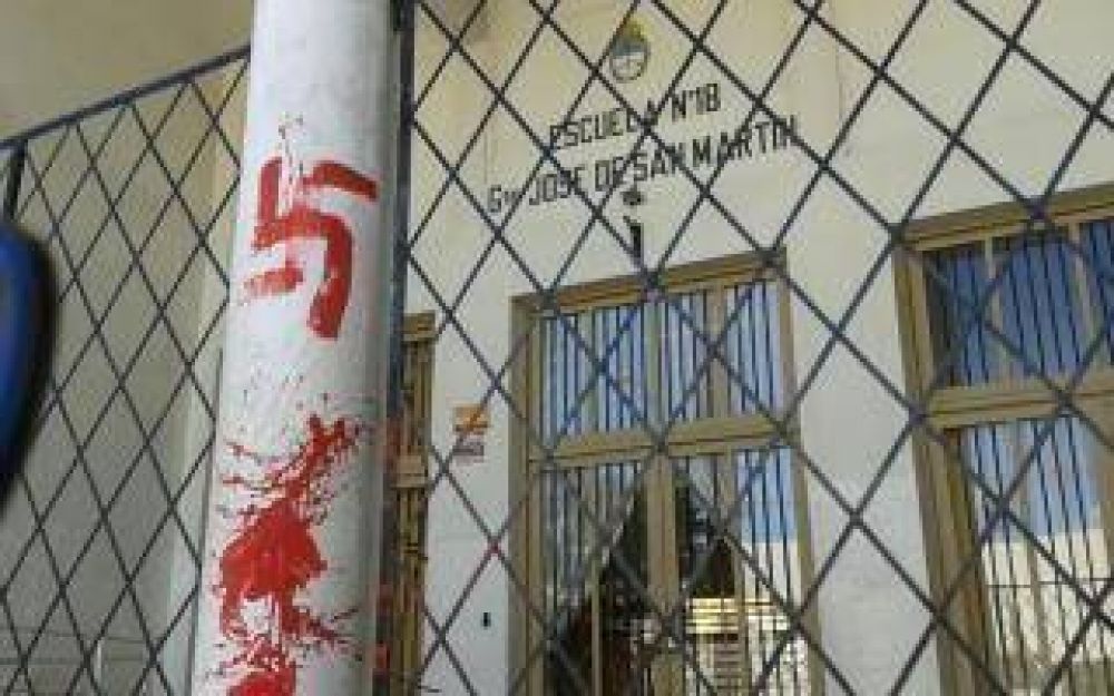 Bah�a Blanca: Aparecieron pintadas nazis e insultos en conservatorio de m�sica