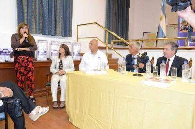 Entregan juegos de s�banas, cubrecamas y toallas para distintos centros de salud de la provincia