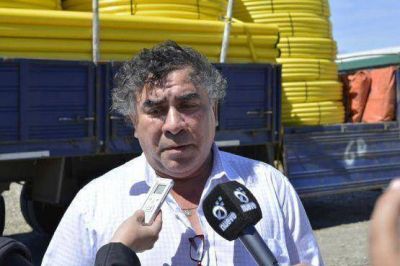 Lleg� cargamento de ca�er�a para instalar la red en el bicentenario II de R�o Gallegos