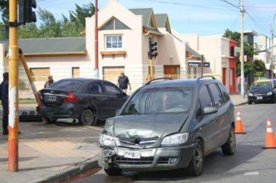 Choque en zona c�ntrica: Un sem�foro y dos veh�culos destruidos